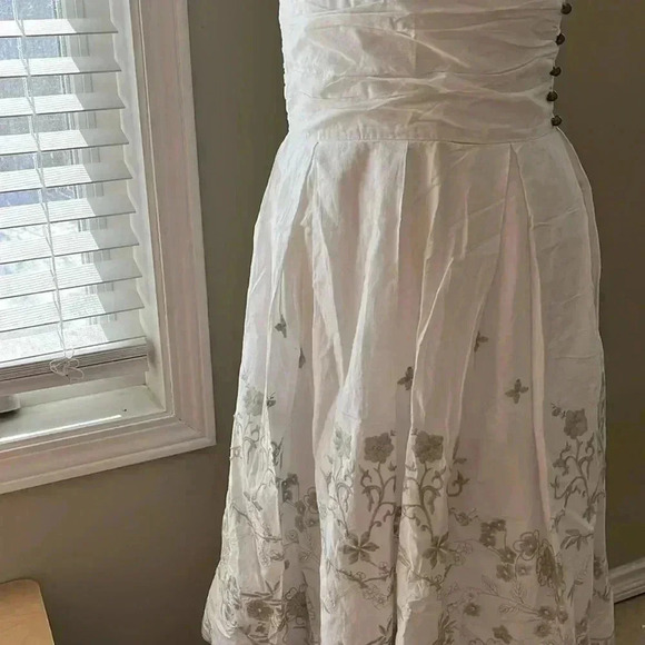[42]Zarina White Embroidered Sleeveless Pull  Over Mid Dress with Side zipper - Picture 3 of 14